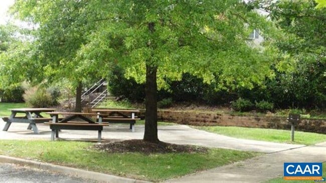 Building Photo - 140 Burnet St