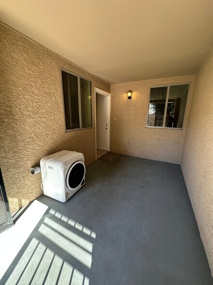 Building Photo - 1005 W 5th St