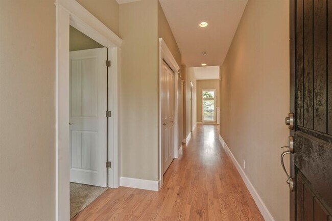 Building Photo - Move In Ready One Level Vaulted Ceiling Home Close to Pacific University!