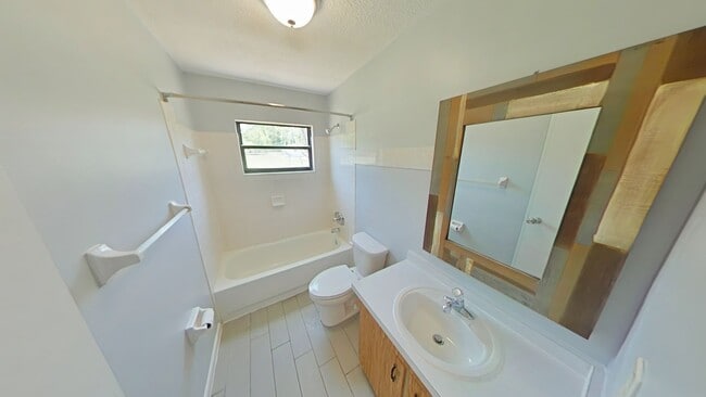 Building Photo - Beautiful 2 Bed 1 Bath Close to Town