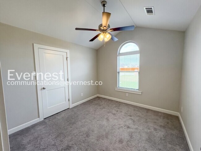 Building Photo - 4 Bed/2 Bath Home with Fenced Yard & Garage / Pet-Friendly / Available Now!