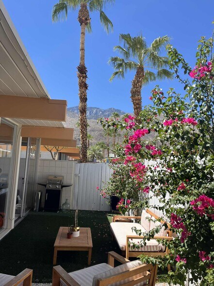Building Photo - 1111 E Palm Canyon Dr