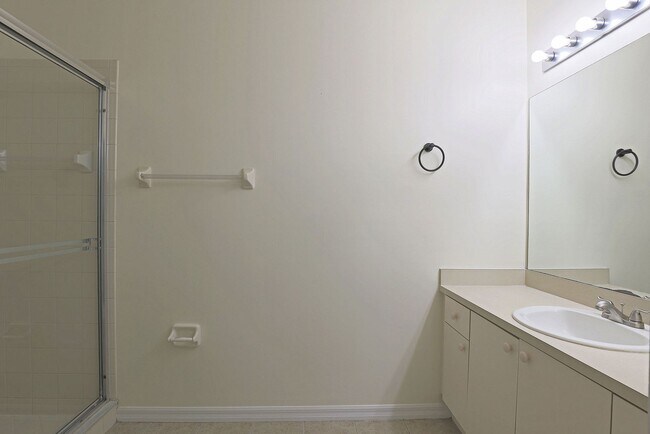 Building Photo - Bellasol 4117-121