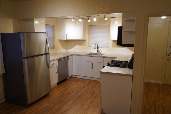 Building Photo - Spacious 3 bedroom, 1 bathroom renovated home