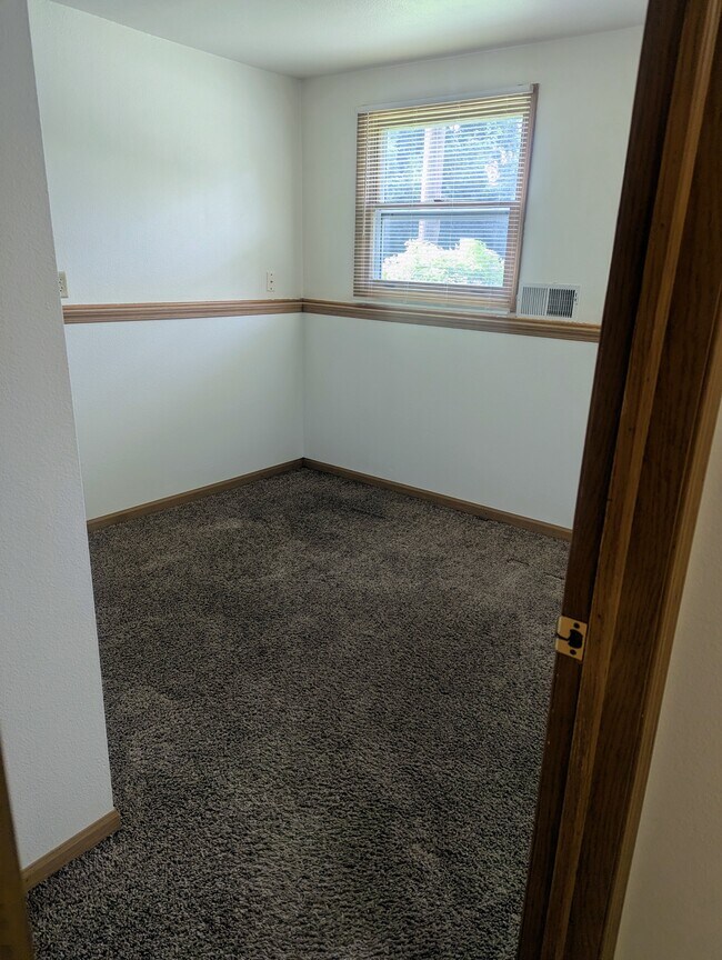 Building Photo - 635 Hall St