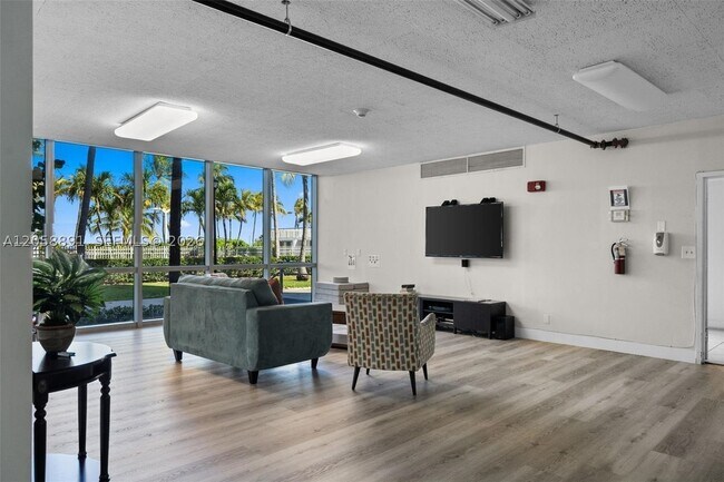 Building Photo - 2655 Collins 2306