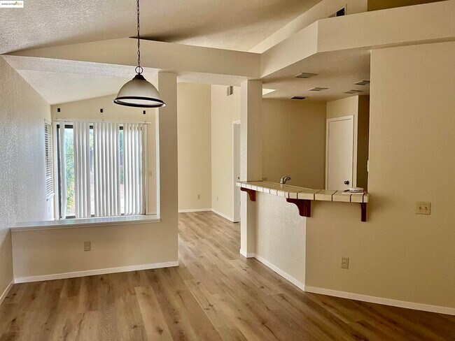 Building Photo - 730 Forest View Common