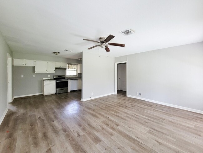 Building Photo - 111 Wisteria St