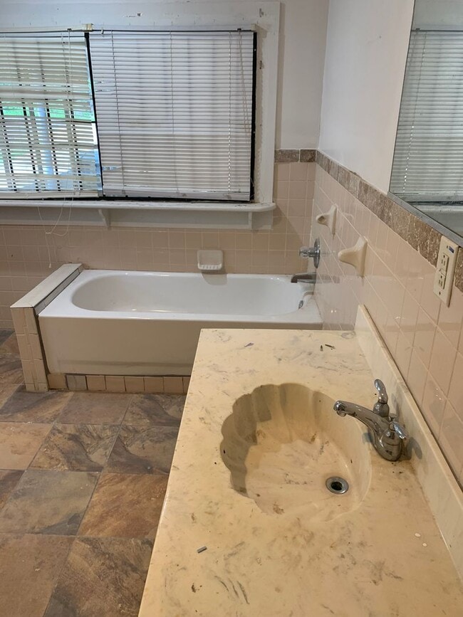 Building Photo - Newly Renovated Home Fairfield/ Ensley Area