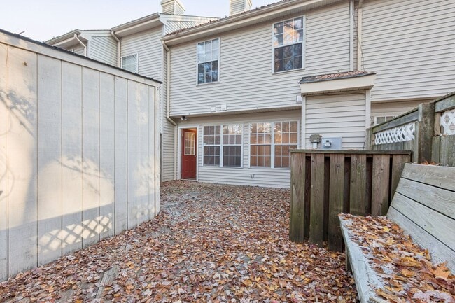 Building Photo - Hampton Townhouse-Move in Quick