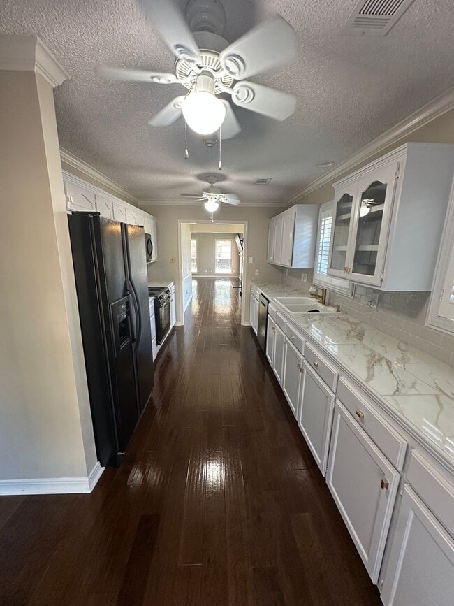Building Photo - Gorgeous 3 Bed Brick Home