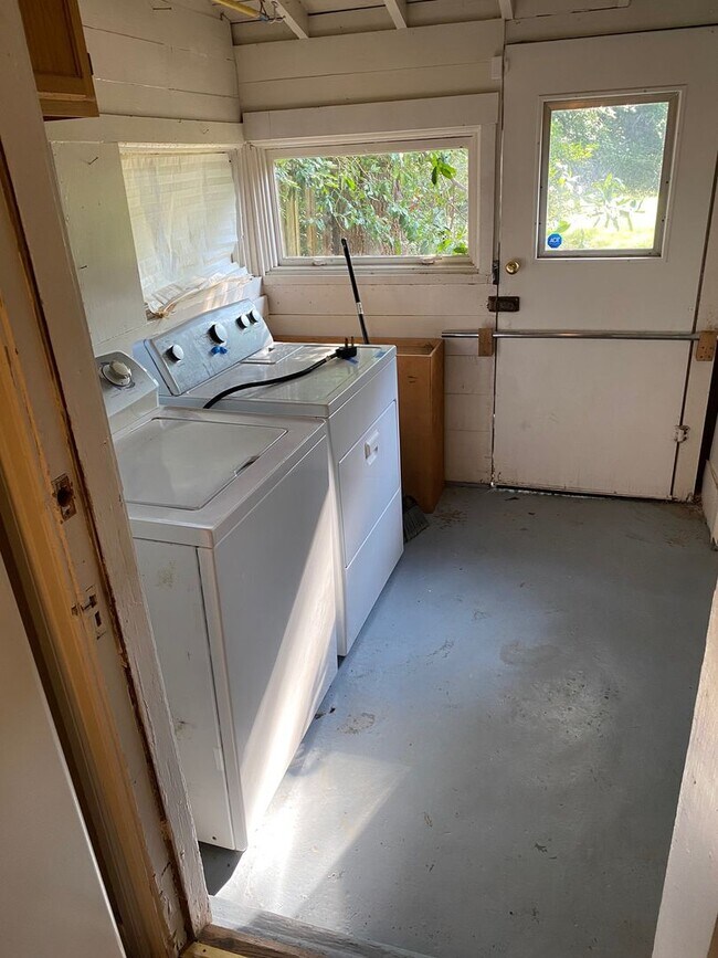 Building Photo - Furnished Home for Rent - Utilities included!