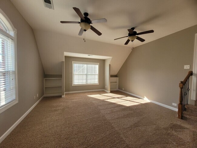 Building Photo - - Majestic 3 Bedroom 2.5 Bath + Bonus Room...