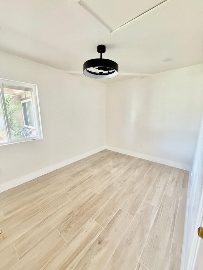 Building Photo - 1185 Zircon St