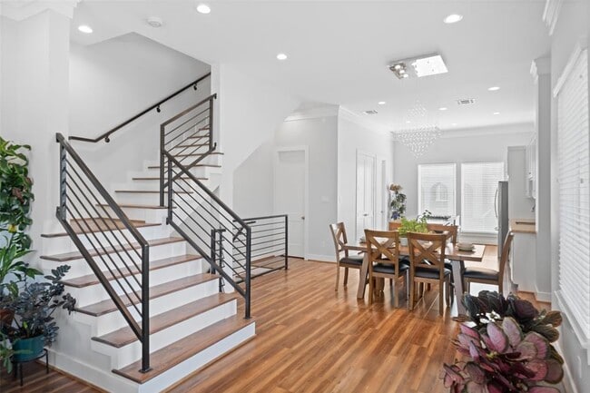 Building Photo - 1318 Reinerman St