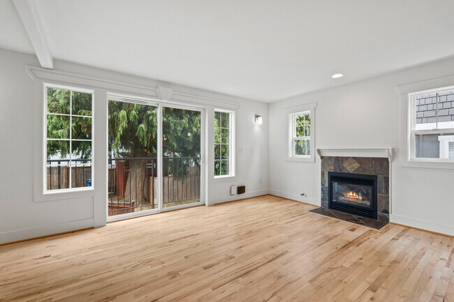 Building Photo - 910 N 74th St