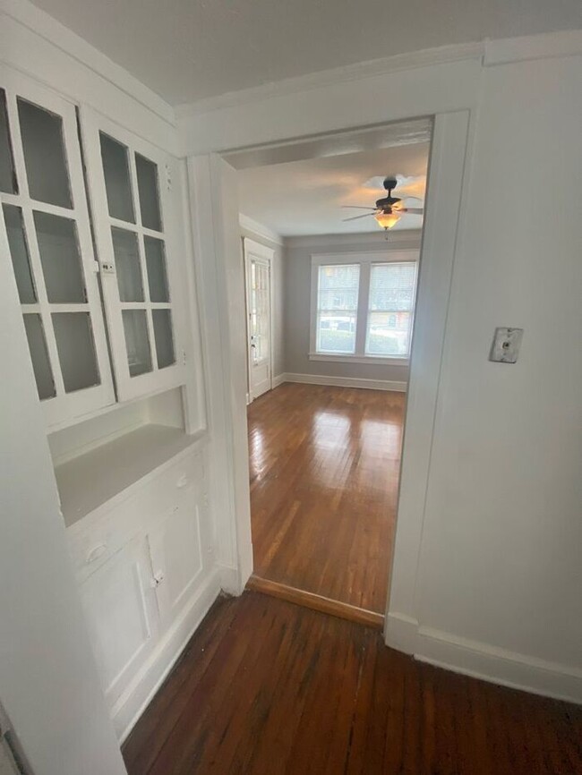 Building Photo - Beautiful Vintage 2 bedroom in the Heart o...