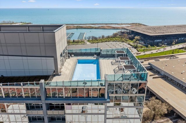 Building Photo - 1901 S Calumet Ave