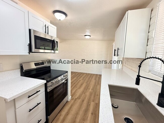 Building Photo - Three Bedroom Home