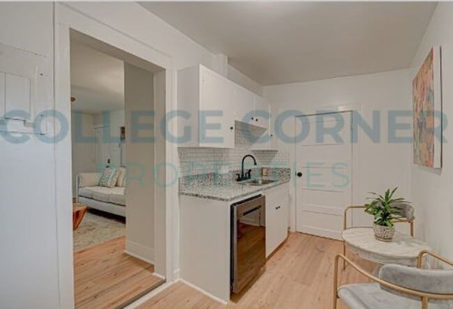 Building Photo - 639 S Poplar St