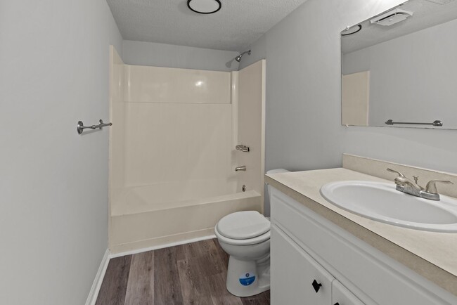 Building Photo - Newly Renovated 2-Bed, 2-Bath Apartment in...