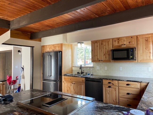 Building Photo - BEAUTIFUL THREE BEDROOM AT SILVER LAKE