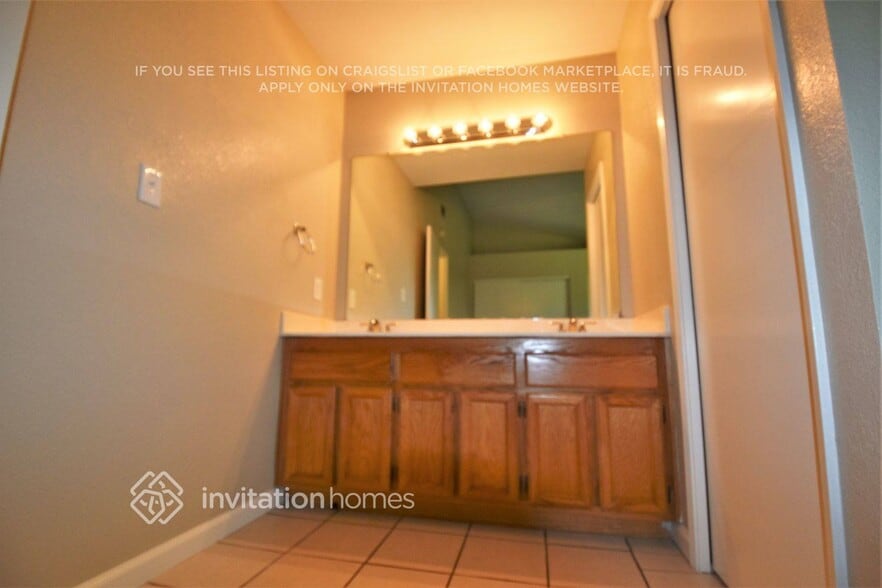 Building Photo - 5032 Laguna Park Dr