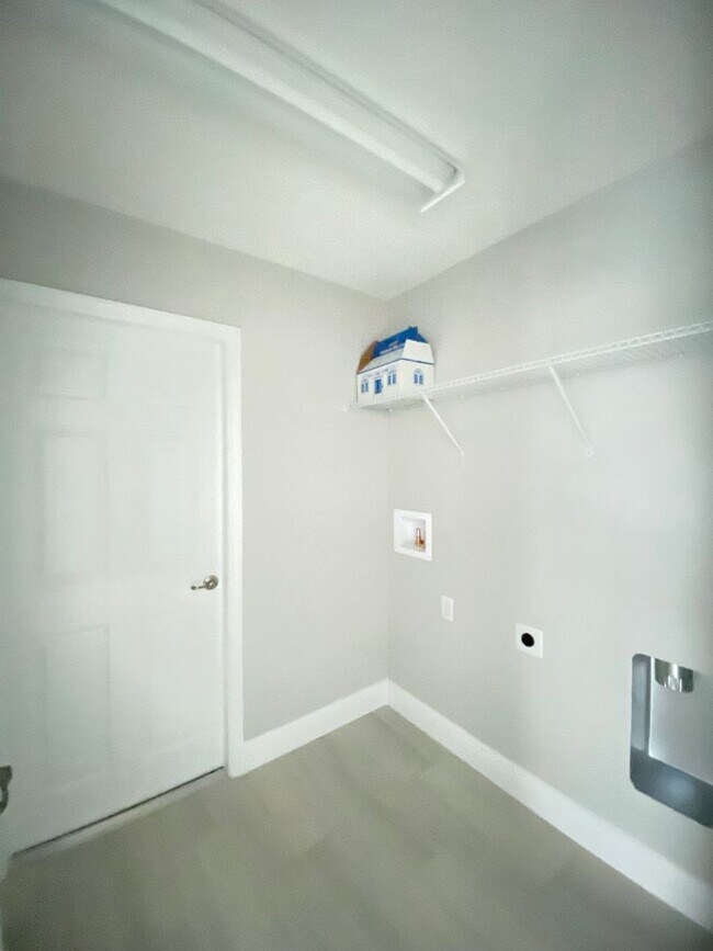 Building Photo - Desirable SW Ocala Neighborhood 4/2/2 *WON'T LAST*