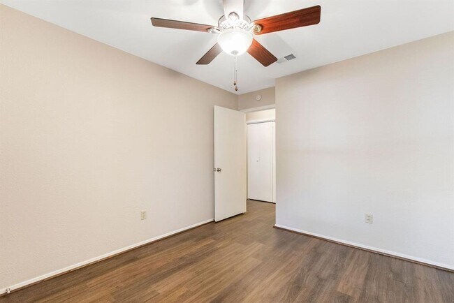 Building Photo - 108 N Deerfoot Cir