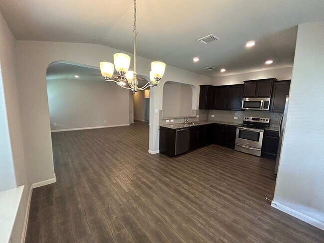 Building Photo - 3/2/2 in Avery Park / Fridge Included  / W...
