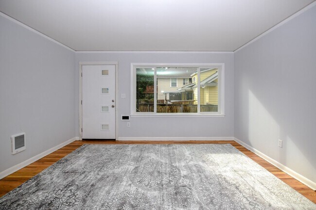 Building Photo - 2112 NE Couch St
