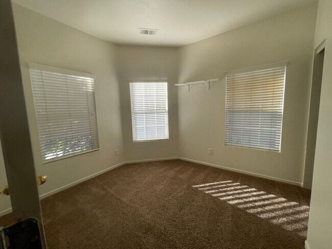 Building Photo - Nice single story, 3 bedroom, 2 bath plus 2 car garage home