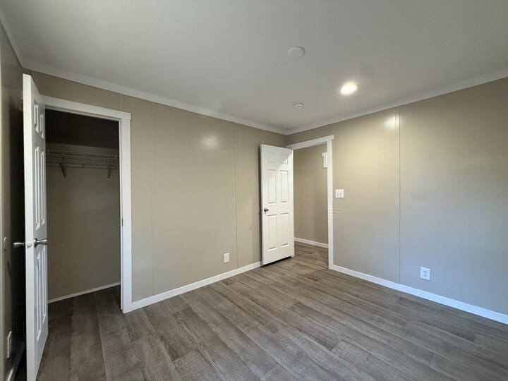 Building Photo - 118 E Semands St