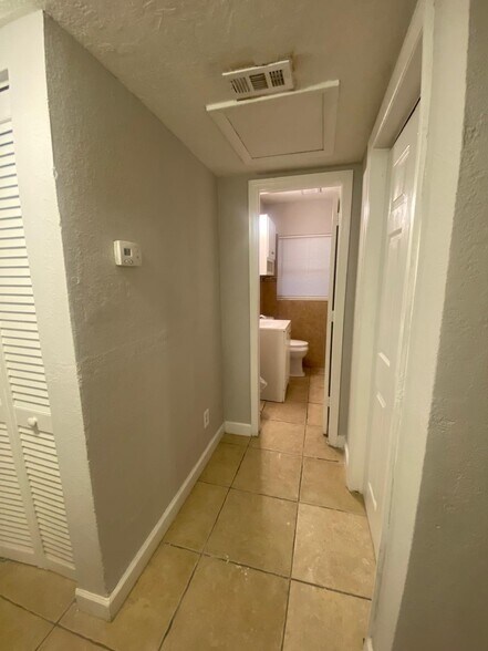 Building Photo - 9 Areca Dr