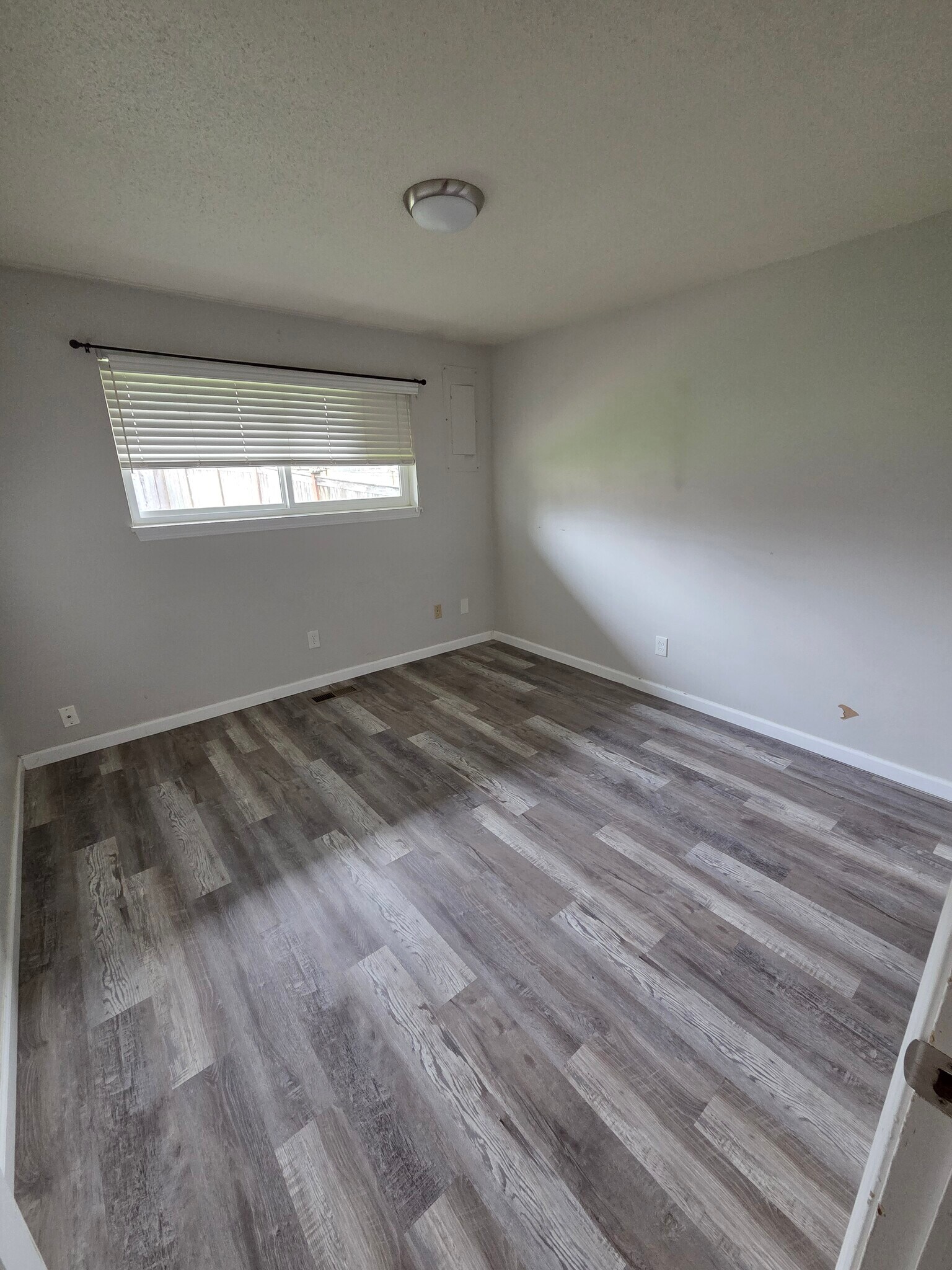 Building Photo - 10905 Vickery Ave E