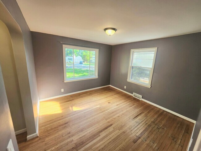 Building Photo - Spacious 4bd apt | Laundry hooks ups | Off street parking