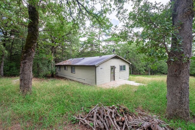 Building Photo - Secluded 3 bedroom, 1 bath house in the co...
