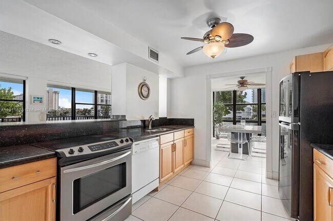 Building Photo - 1000 Parkview Dr