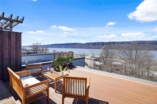 Building Photo - 493 Warburton Ave