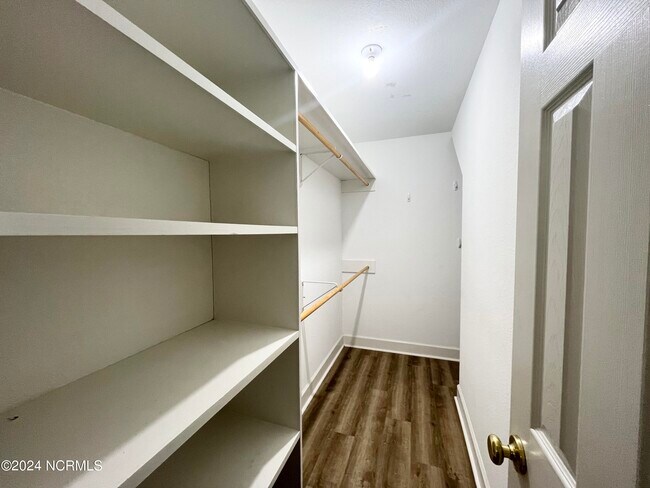 Building Photo - 325 Gliden Rd