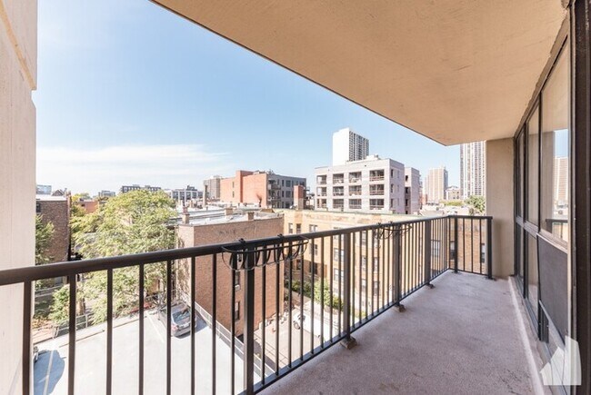 Building Photo - 1540 N LaSalle Dr