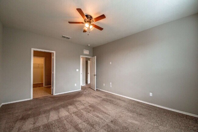 Building Photo - BEAUTIFUL HOME OFFERING 50% OFF 1ST MONTH'S RENT!!