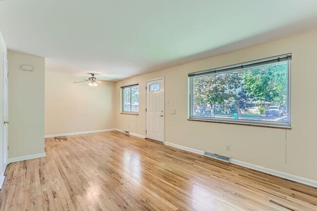Building Photo - Beautiful Bungalow in Great Englewood Loca...