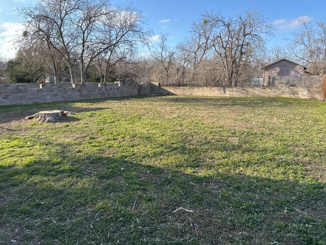 Building Photo - AFFORDABLE and Spacious 2 bedroom 1 bath Home AVAILABLE NOW