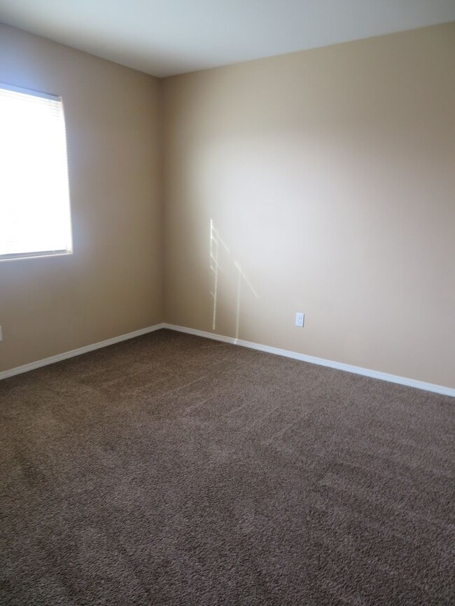 Building Photo - Clean 3 Bedroom, 2.5 Bath Home for Rent