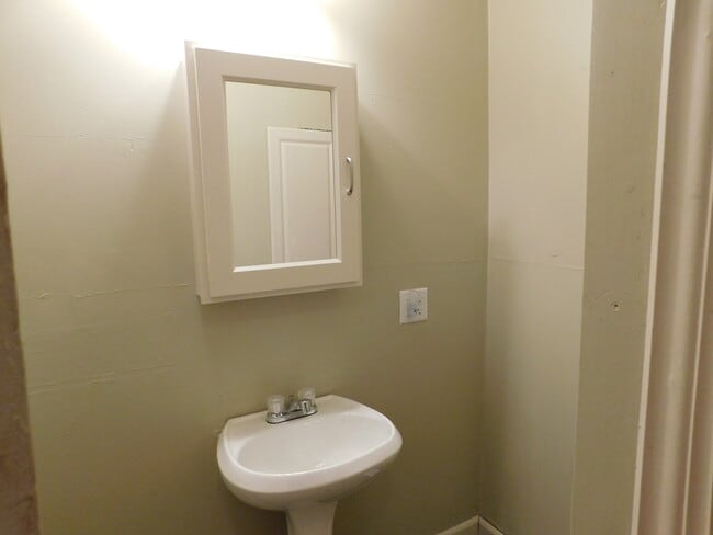 Building Photo - Affordable 3 bedroom/1 bath in El Dorado!