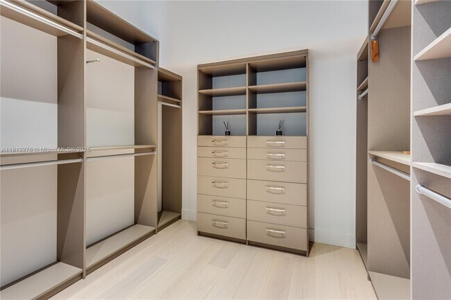 Building Photo - 1701 Espanola Dr