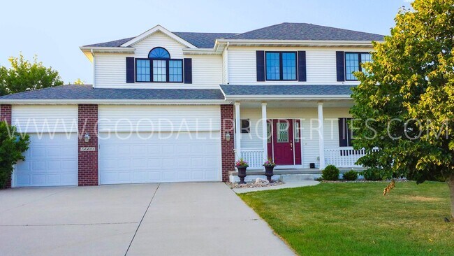 Primary Photo - Spacious 4 Bedroom Home in Urbandale