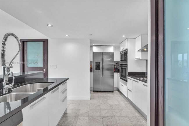 Building Photo - 400 South Pointe Dr