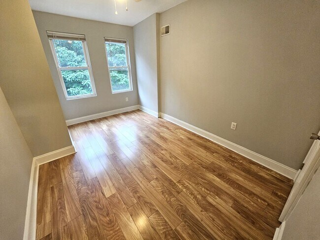 Building Photo - 2 Bedroom recently renovated Belmont Neigh...